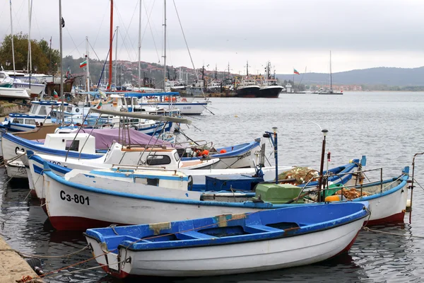 Barche da pesca presso il porto turistico di Sozopol — Foto Stock