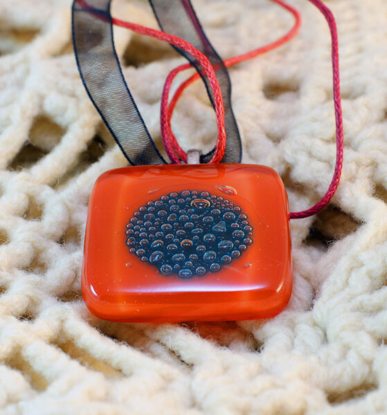 Амулет ручной работы из стекла
