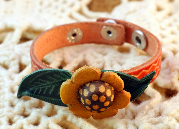 Pulseira étnica de couro artesanal com uma flor — Fotografia de Stock