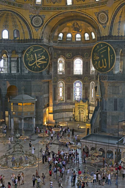 Turistas visitam Haghia Sophia na cidade de Istambul, Turquia . — Fotografia de Stock