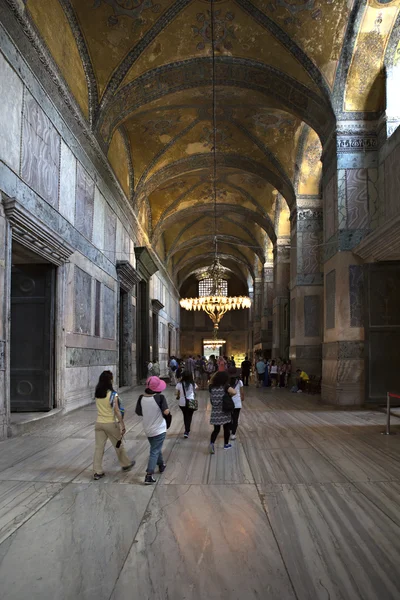 Los turistas visitan Haghia Sophia en la ciudad de Estambul de Turquía . —  Fotos de Stock