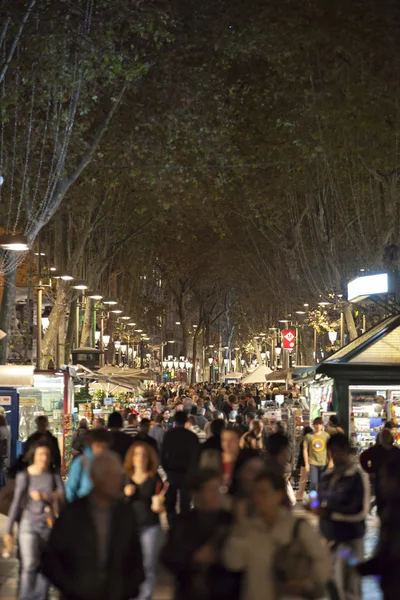 Turystów odwiedza ulicy la rambla, w nocy — Zdjęcie stockowe