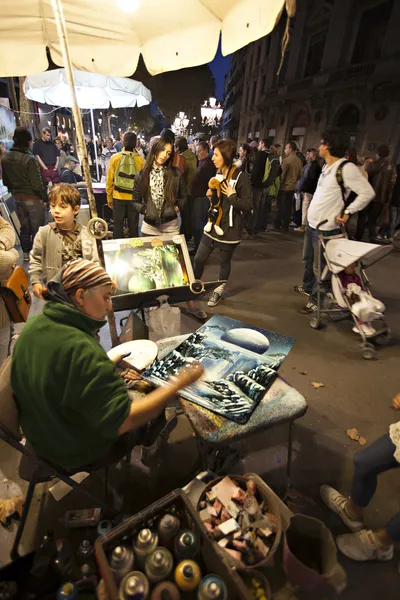 I turisti visitano la strada La Rambla di notte — Foto Stock