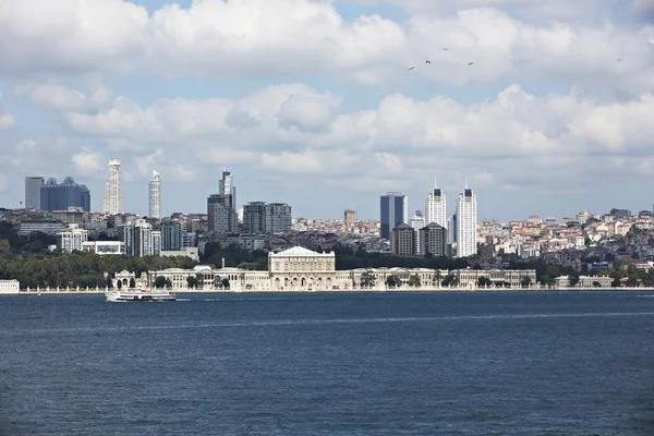 Dolmabahce Palast aus dem Marmarameer — Stockfoto