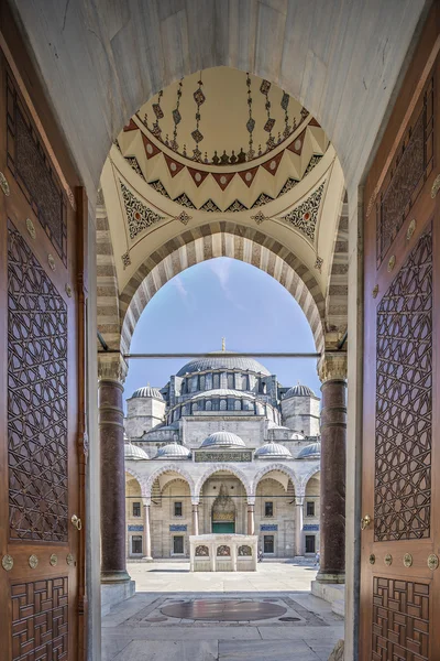 Brána do dvora suleymaniye mosque — Stock fotografie