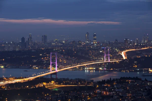 Bosporus und Brücke bei Nacht, Istanbul — Stockfoto