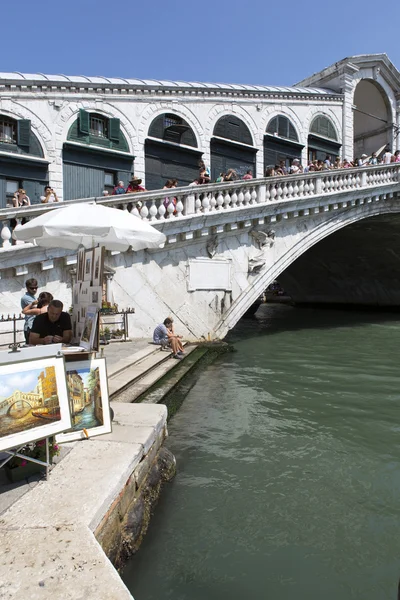 Rialto bridge and tourists — Stock Photo, Image