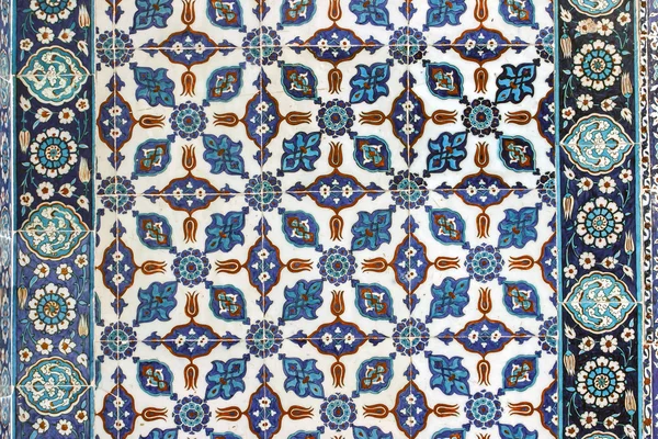 ロスタムの壁の装飾タイル パシャ モスク、イスタンブール、トルコ — ストック写真