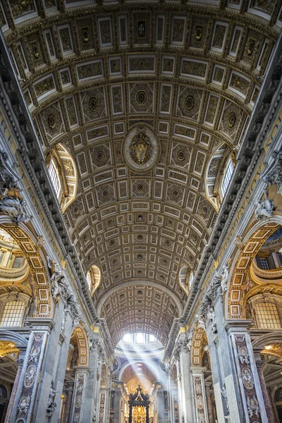 Interior de la Catedral de San Pedro, Ciudad del Vaticano. Italia — Foto de Stock