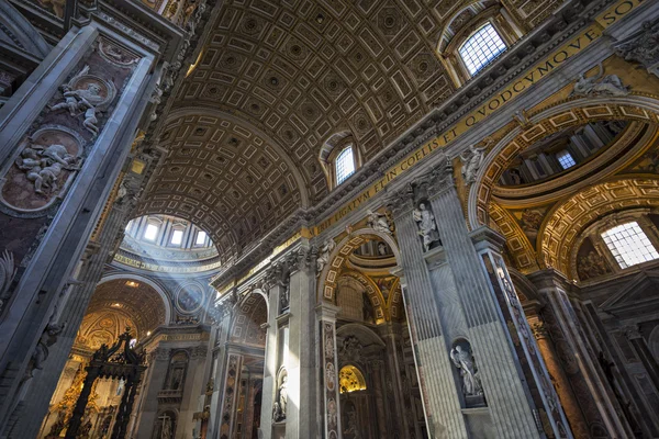 Interior de la Catedral de San Pedro, Ciudad del Vaticano. Italia — Foto de Stock