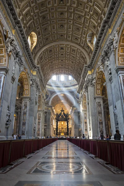 Interior de la Catedral de San Pedro, Ciudad del Vaticano. Italia — Foto de Stock