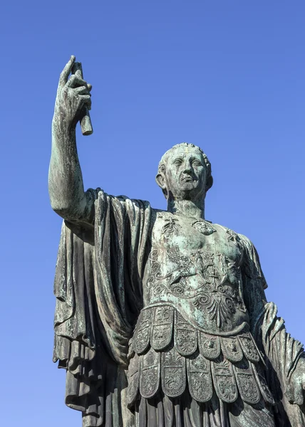Statua di Giulio Cesare che si trova vicino al Foro di Traiano, Roma, Italia — Foto Stock