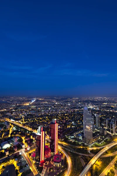 Ουρανοξύστες, το Βόσπορο και γέφυρα στο βράδυ, Κωνσταντινούπολη, Τουρκία — Φωτογραφία Αρχείου