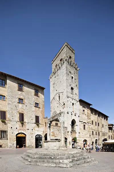 Piazza della cisterna en San Gimignano. Toscana, Italia . — Foto de Stock