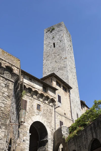 San gimignano jest niewielkim wzgórzu średniowiecznym murem miasto siena — Zdjęcie stockowe