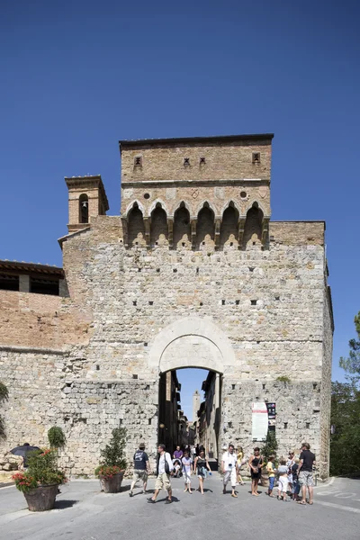 Turistas en San Gimignano, Toscana, Italia . — Foto de Stock