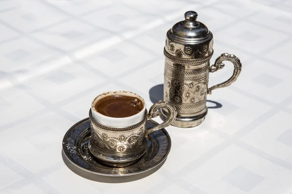 Кубок турецкого кофе с водой — стоковое фото