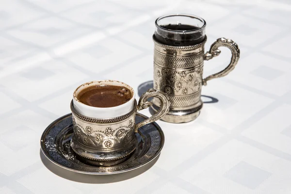 Кубок турецкого кофе с водой — стоковое фото