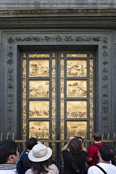 Tourists in front of Golden Door of the Florence Baptistery (Bat — Stock Photo, Image