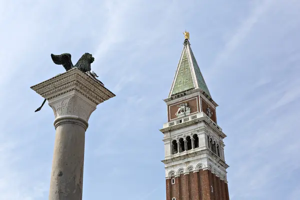 Кампаніла собору Святого Марка знаходиться в bell вежа з Сан-Марко базиліки в V — стокове фото