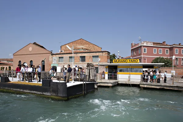 Cestující čekat na trajekt na murano molu, Benátky — Stock fotografie