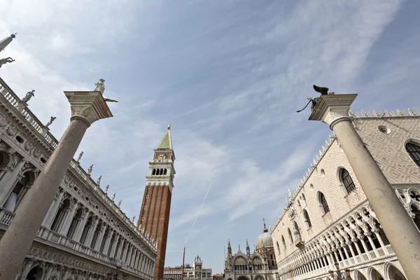 St. Mark's Campanile är den bell tower av St Mark's Basilica i V — Stockfoto