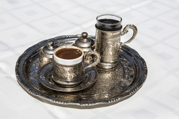 Kopp turkiskt kaffe med vatten Stockfoto