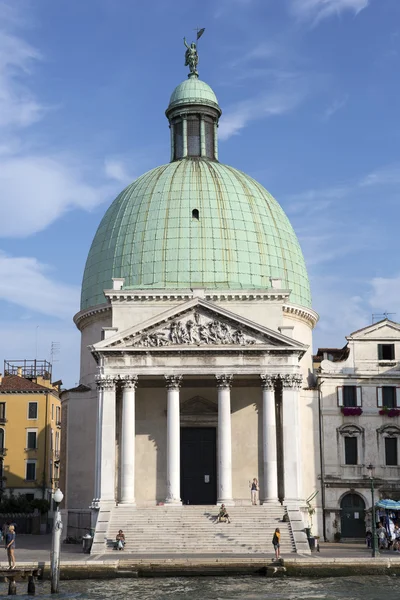 Cupola in rame sulla chiesa di San Simeone Piccolo, Venezia — Foto Stock