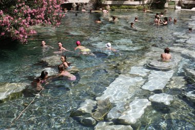 Kleopatra'nın termal hierapolis havuzda banyoda