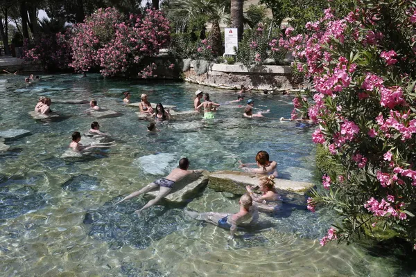 Having bath in Cleopatra's thermal pool of Hierapolis — Stock Photo, Image