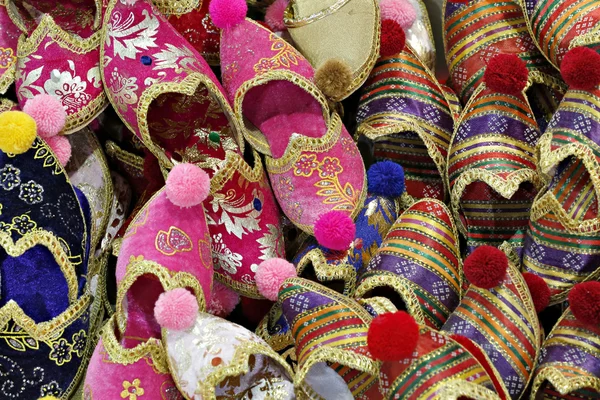 Folkloristische Pantoffeln im Gewürzbasar, Istanbul — Stockfoto