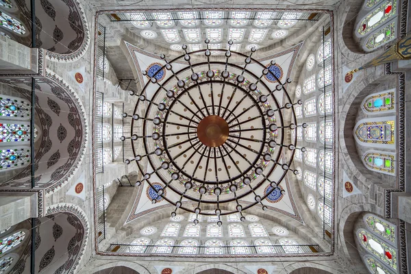 Chandelier and dome of Mihrimah Sultan Mosque, Edirnekapi, Istan — Stock Photo, Image