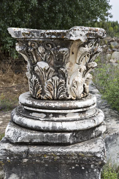 Голова колонны в Храме Афродиты Афродизийской — стоковое фото