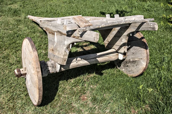 Vieja tumbrel en el jardín —  Fotos de Stock