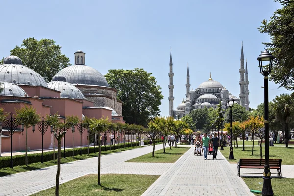 Kék mecset és a gyaloglás a sultan ahmet park, Isztambul, t — Stock Fotó