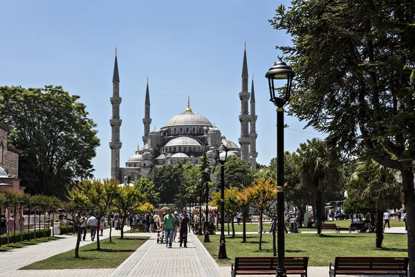 Blaue Moschee und Spaziergänge im Sultan Ahmet Park, istanbul, t — Stockfoto