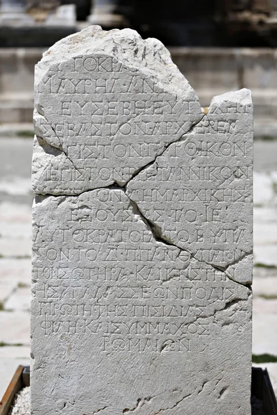 古代脚本在萨迦 isparta，土耳其大理石平板电脑 — 图库照片