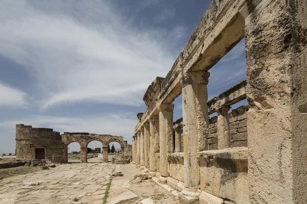 The Fortinus Gate and Avenue a Hierapolis, Denizli, Turchia — Foto Stock