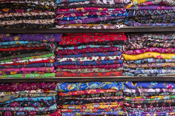 Bufandas de colores en los estantes — Foto de Stock