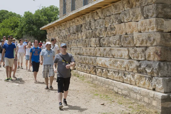 insanların önünde frizleri portico Tiberius ap içinde yürüyüş