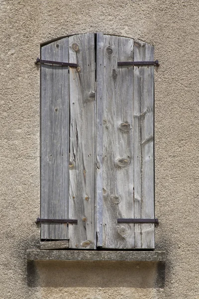 Uzavřené dřevěné žaluzie na okně — Stock fotografie