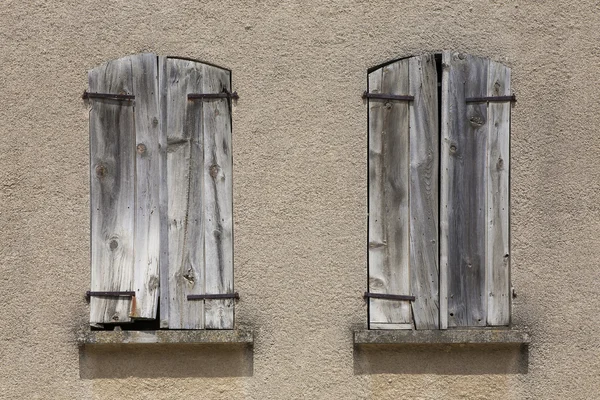 Uzavřené dřevěné žaluzie na okně — Stock fotografie