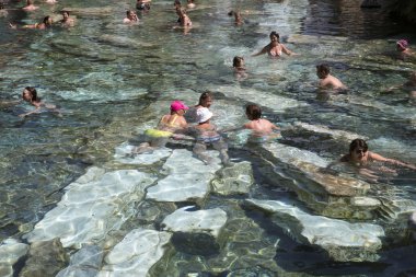 Kleopatra'nın termal Hierapolis havuzda banyoda insanlar
