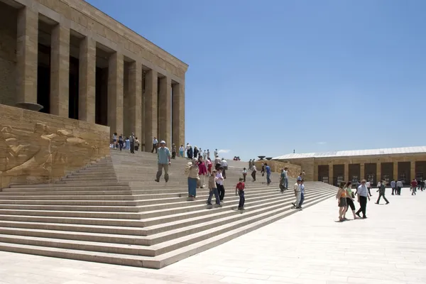 Mensen bezoeken anitkabir in ankara — Stockfoto