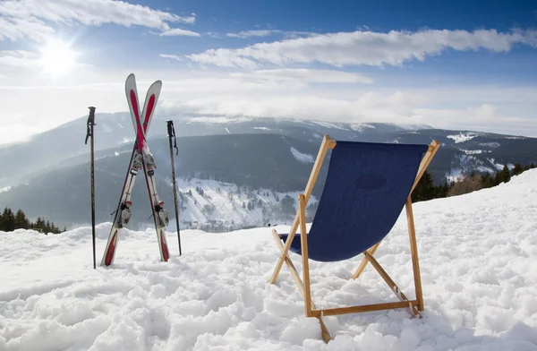 Cross ski e Espreguiçadeira vazia em montanhas no inverno — Fotografia de Stock