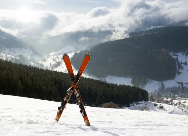 Par de esquis cruzados na neve, montanhas altas — Fotografia de Stock