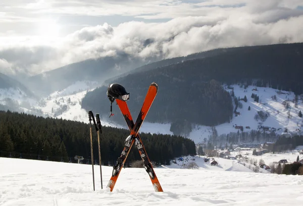 Pareja de esquís de fondo en nieve, Altas Montañas — Foto de Stock