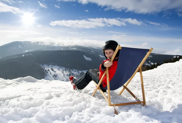 冬の山中で女性の sun-ラウンジャーにあります。 — ストック写真