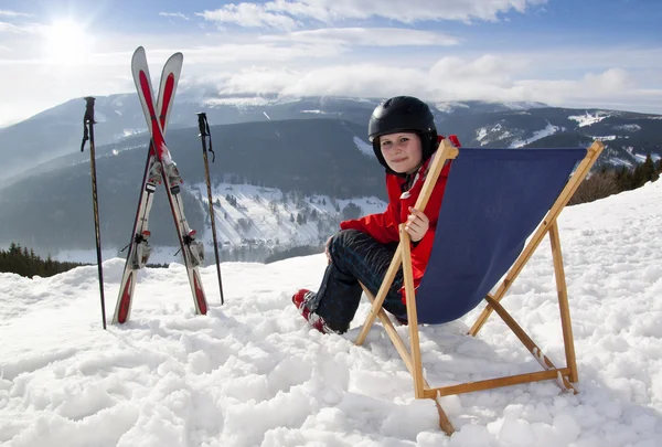 Les femmes dans les montagnes en hiver repose sur des chaises longues — Photo