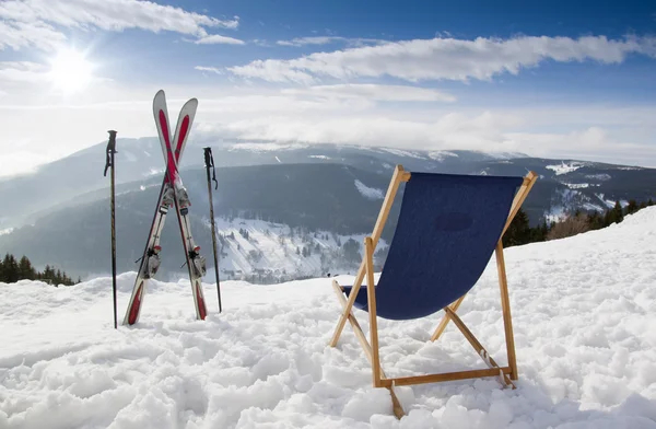 冬のスキーと山での空の sun-ラウンジャーをクロスします。 — ストック写真